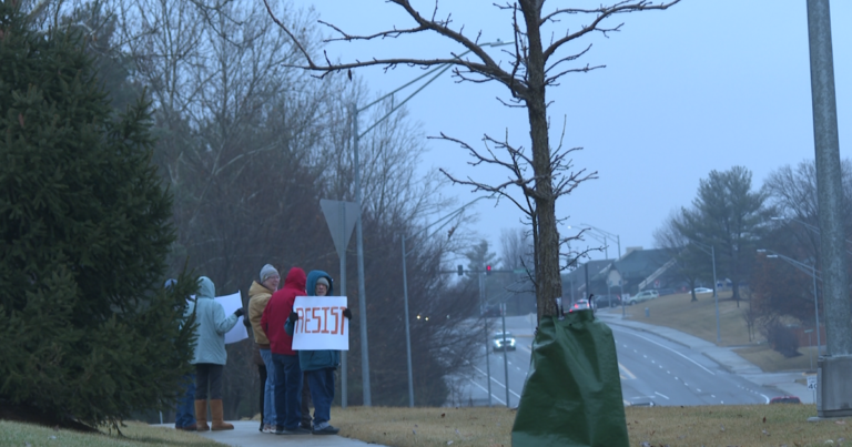 Concerned seniors rally in Columbia against Project 2025 MidMissouri News komucom